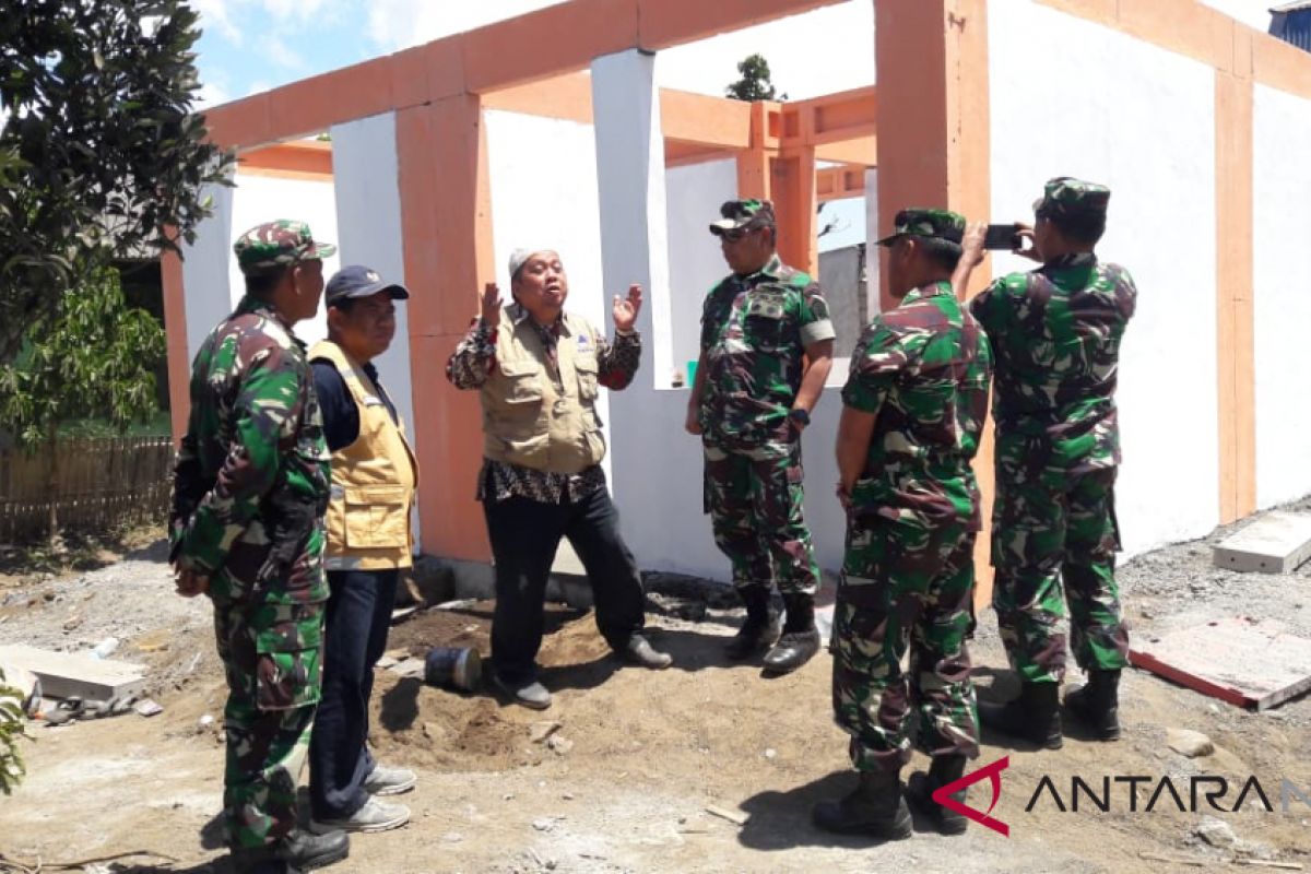 Warga Sembalun terdampak gempa bangun rumah kayu