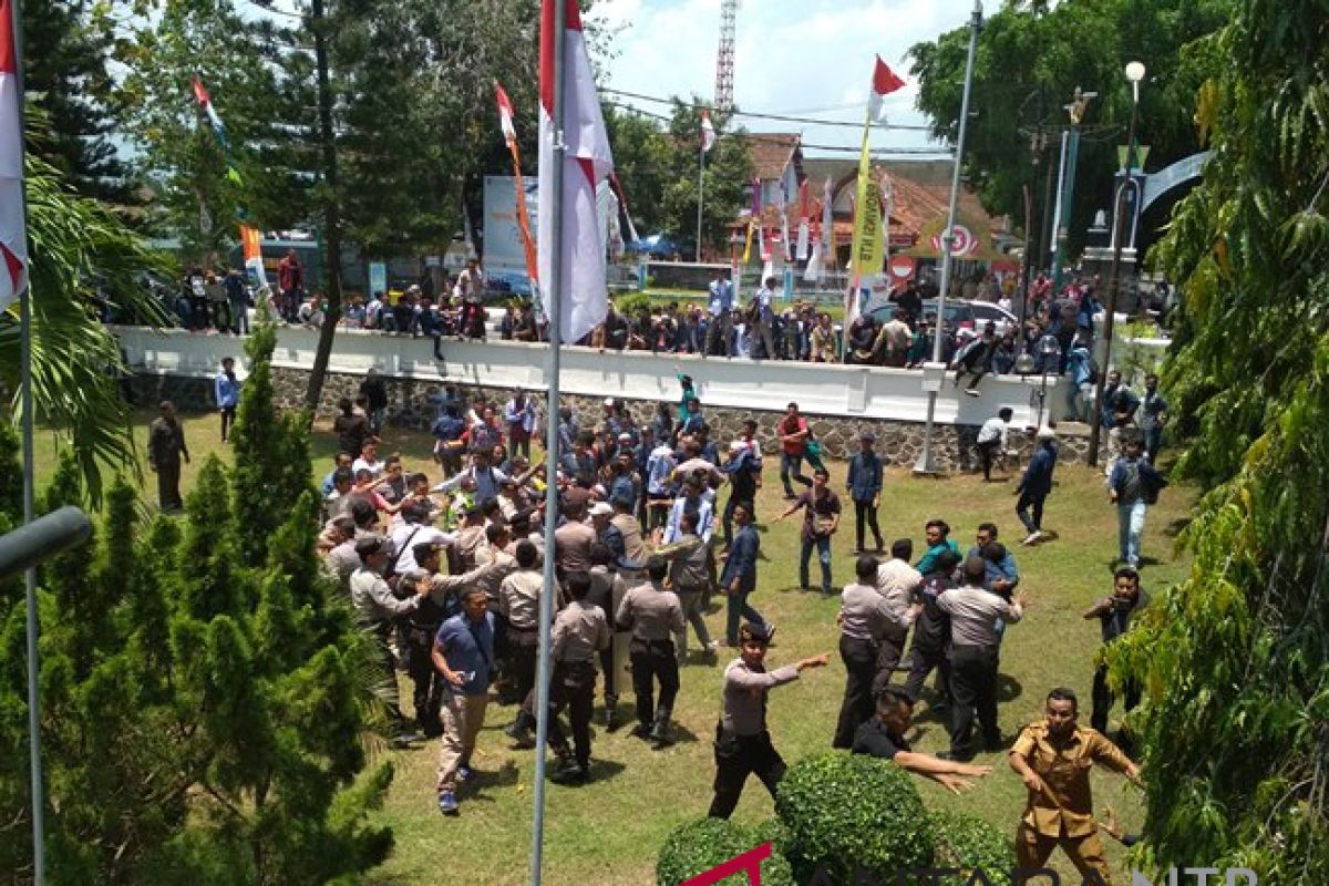 Demo mahasiswa di Mataram ricuh