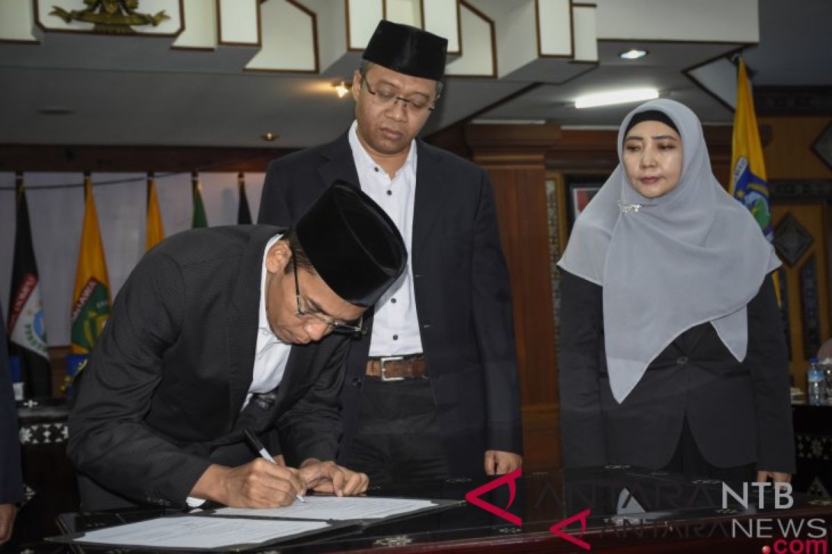 TGB serahkan jabatan Gubernur NTB ke Zulkieflimansyah