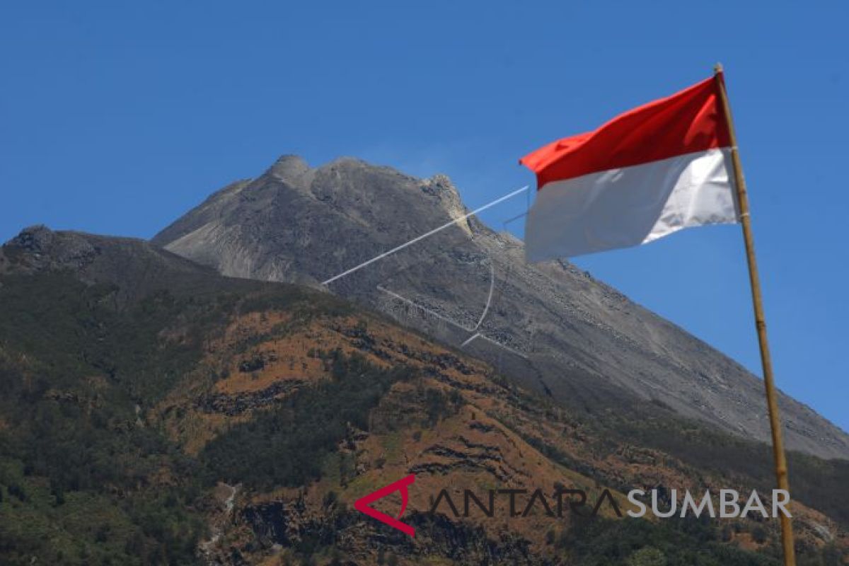 Guguran larva pijar keluar dari Gunung Merapi