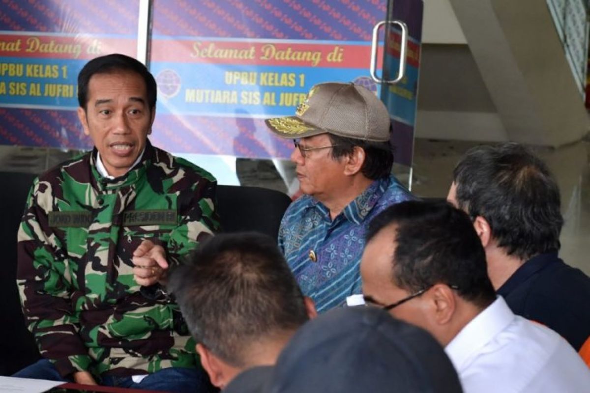 Jokowi bandingan harga produk di Pasar Cihaurgeulis