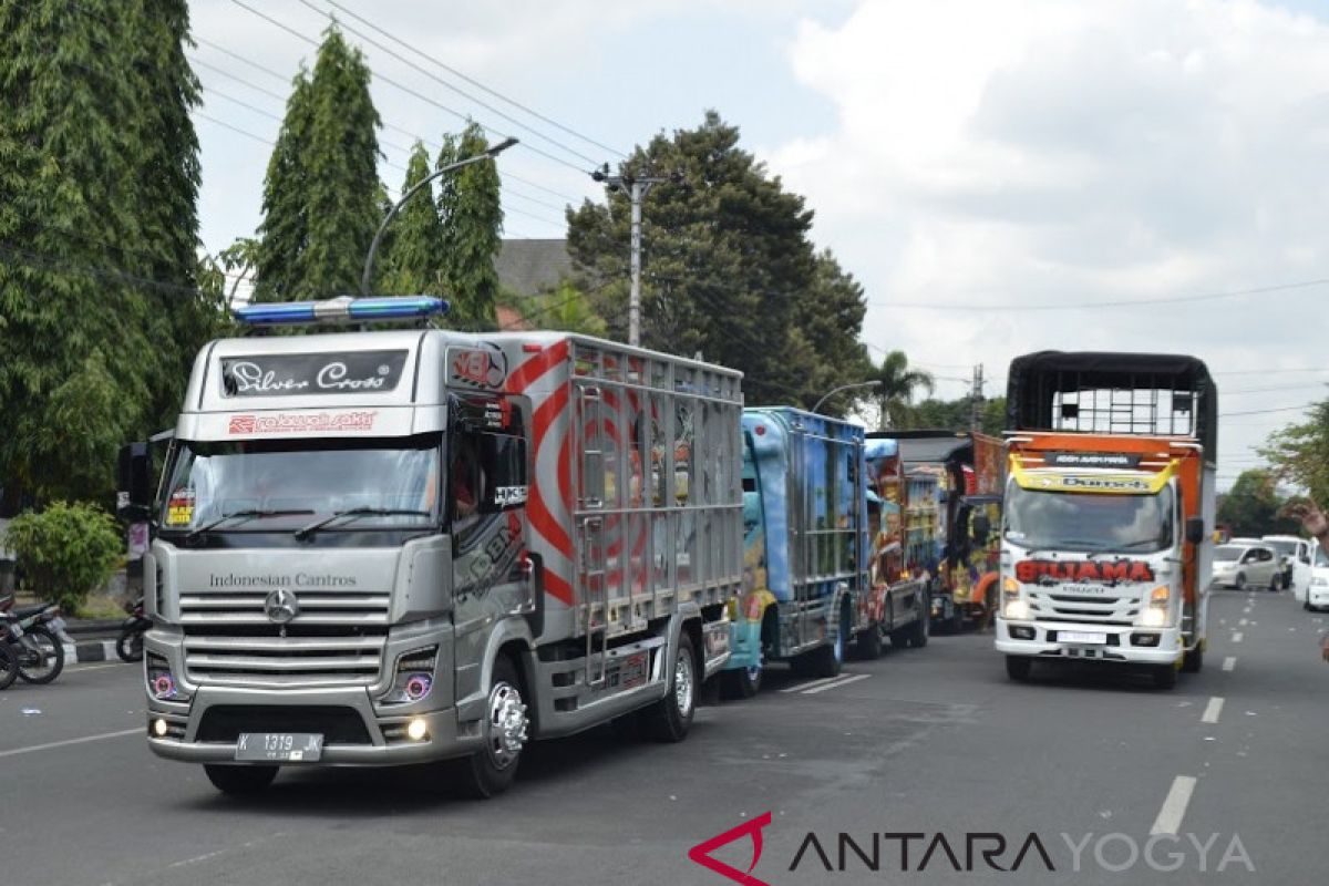 Puluhan truk "cakep" parade keliling Yogyakarta