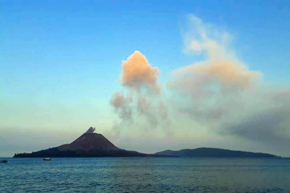 Gunung Anak Krakatau Alami Dua Kali Kegempaan Letusan