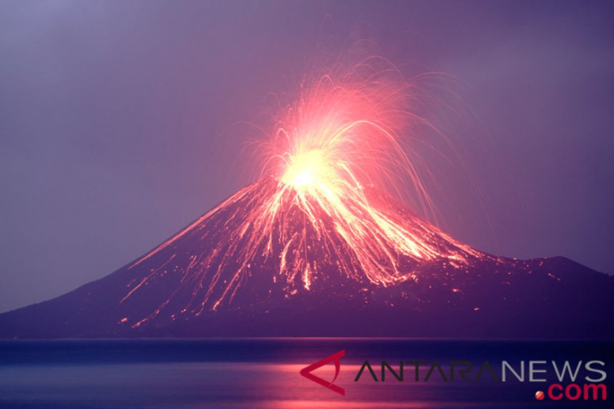 Gunung Anak Krakatau semburkan lava pijar