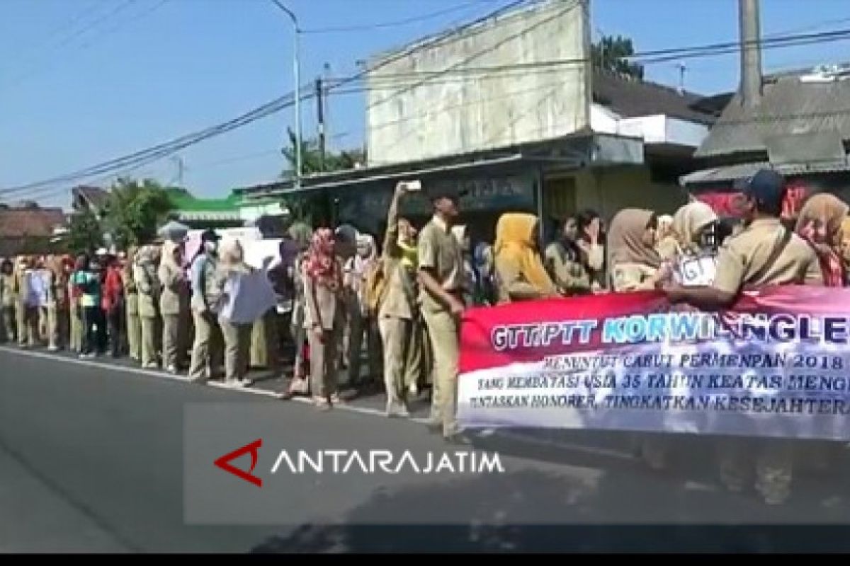 Ratusan Guru Honorer di Kabupaten Blitar Protes Syarat Pendaftaran Calon ASN