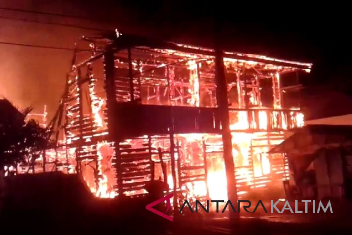 Rumah bangsal di Samarinda ludes terbakar