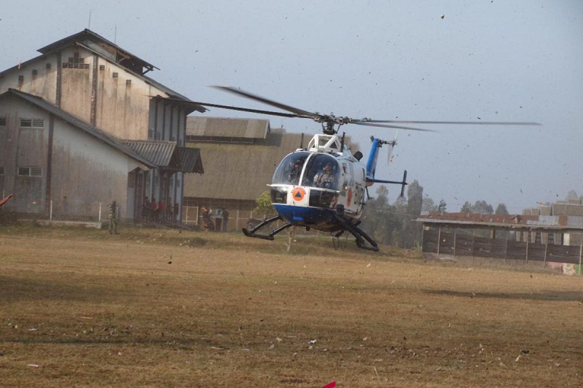 Selain helikopter, pemadaman manual juga dilakukan di Sindoro-Sumbing