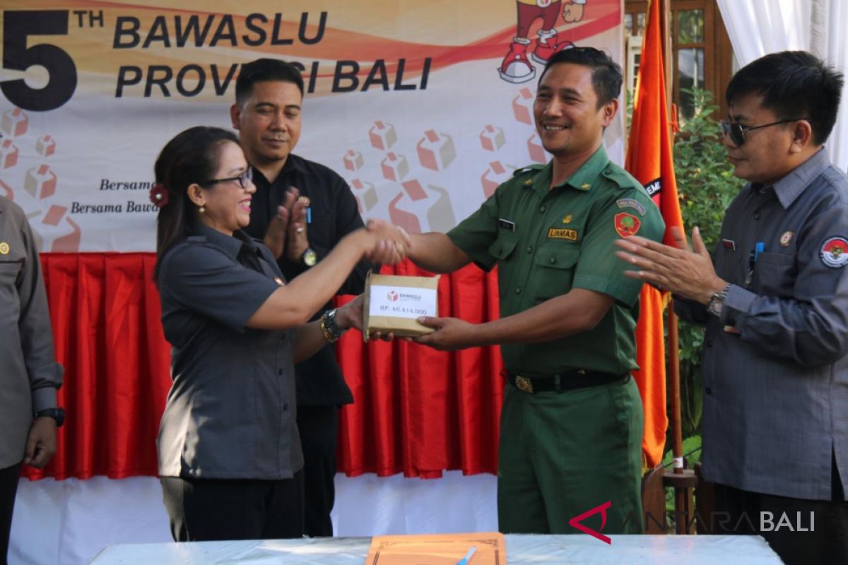 Bawaslu Bali serahkan bantuan korban gempa Lombok