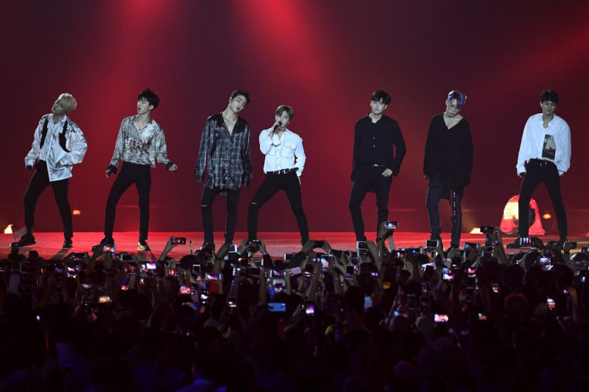 iKON dan para pemenang Golden Disc Awards ke-33