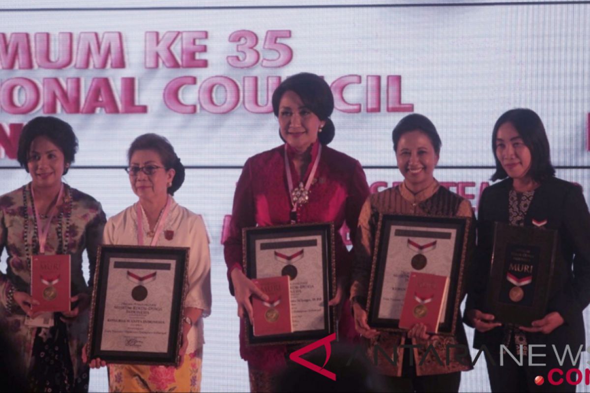 MURI presents woman figure of Indonesian pride award to Minister Rini