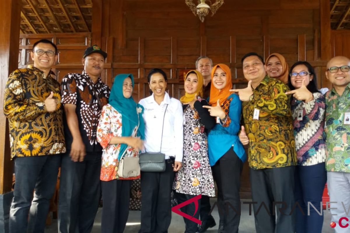 Memperkenalkan Balkondes kepada delegasi perempuan internasional