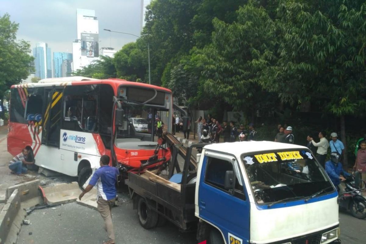 Satu bus pengumpan Trans Jakarta alami kecelakaan