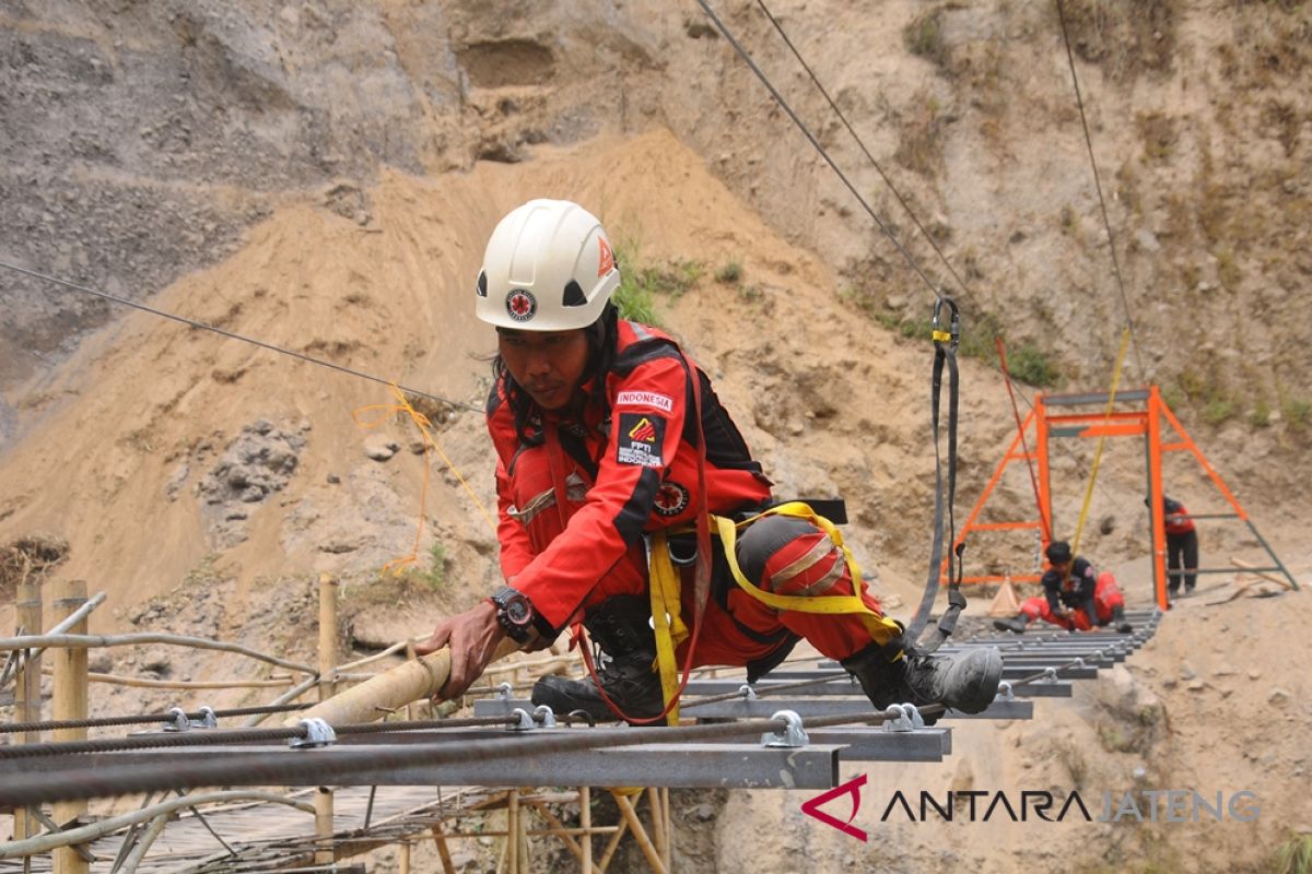 Warga lereng Merapi bangun jembatan untuk evakuasi secara swadaya