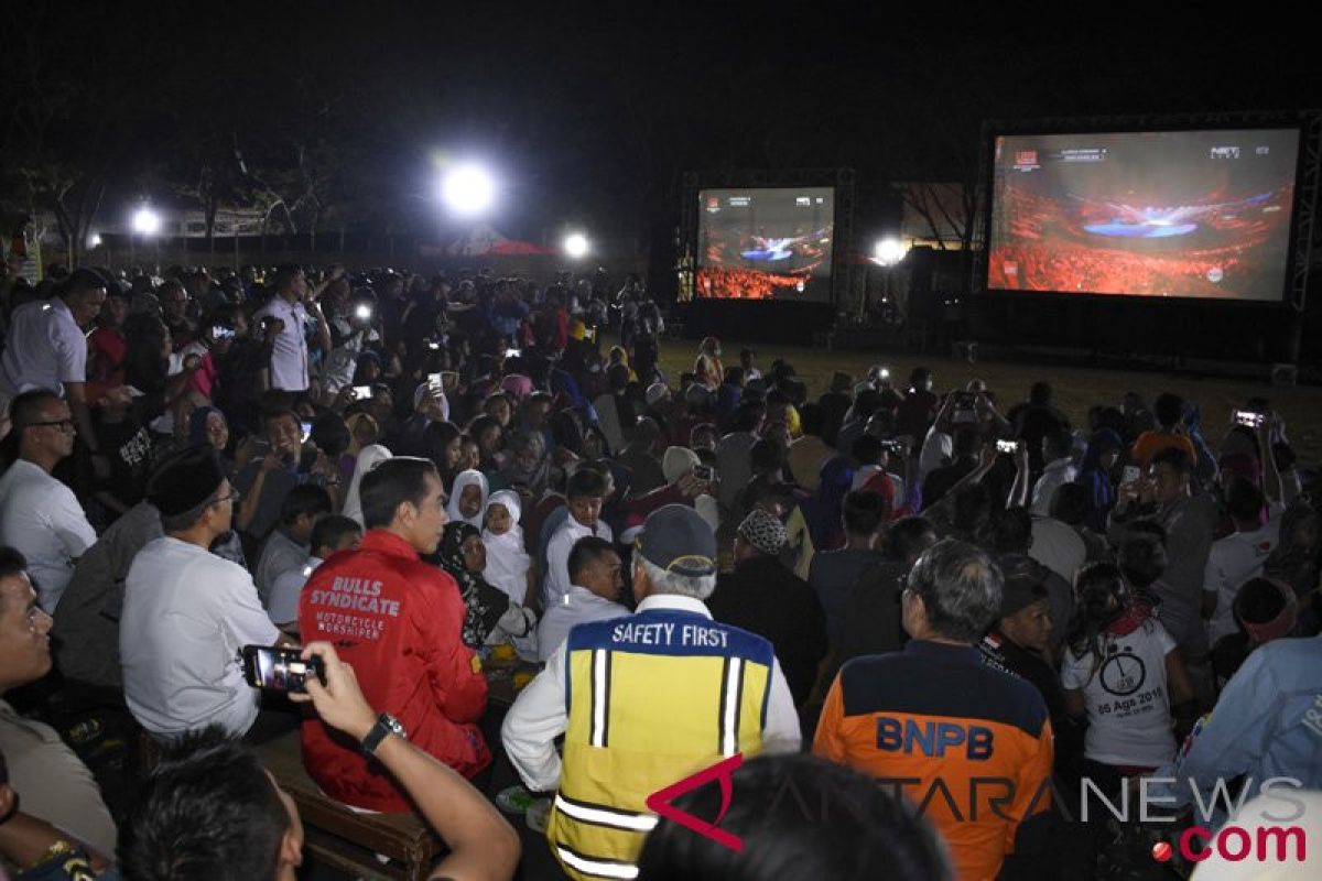 Presiden Joko Widodo menyapa GBK dari tenda pengungsi Lombok