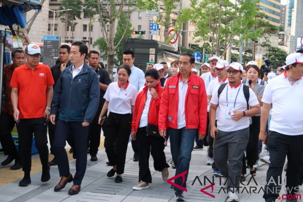 Presiden Jokowi jalan kaki susuri jalanan Kota Seoul