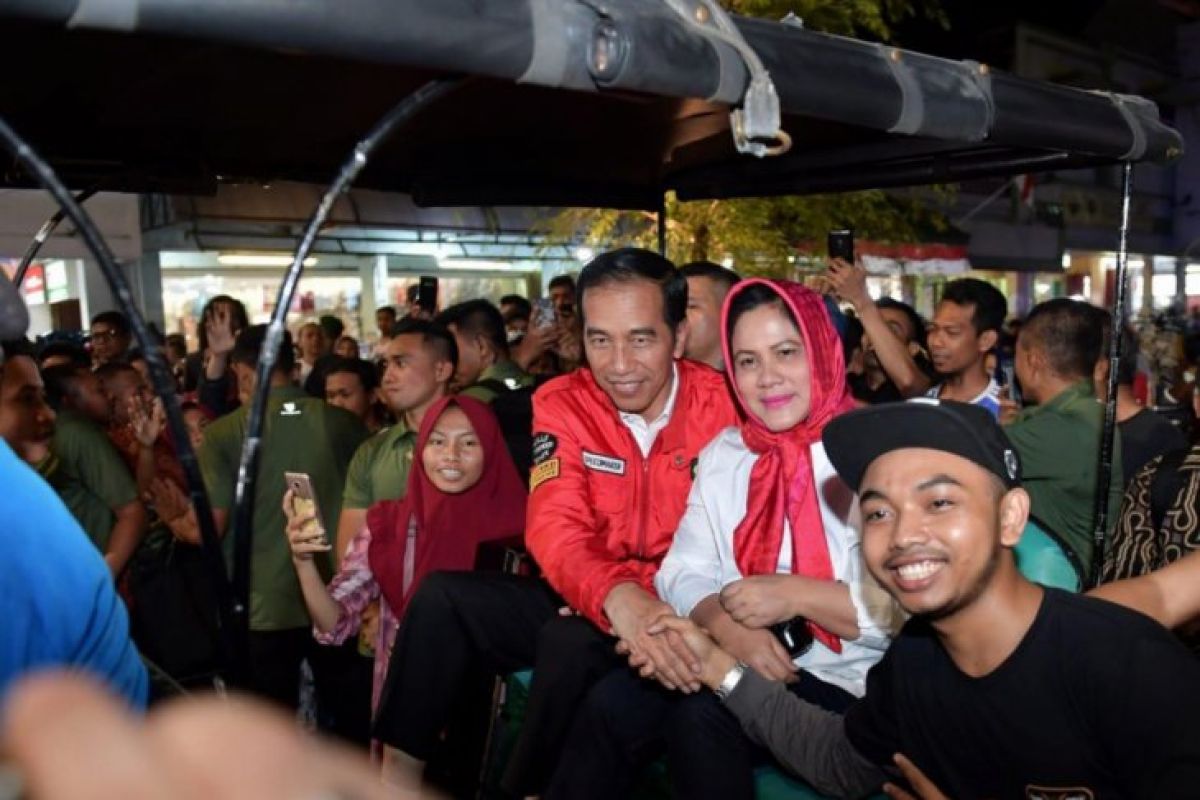 Netizen ramai bahas Freeport, Jokowi santai di Malioboro