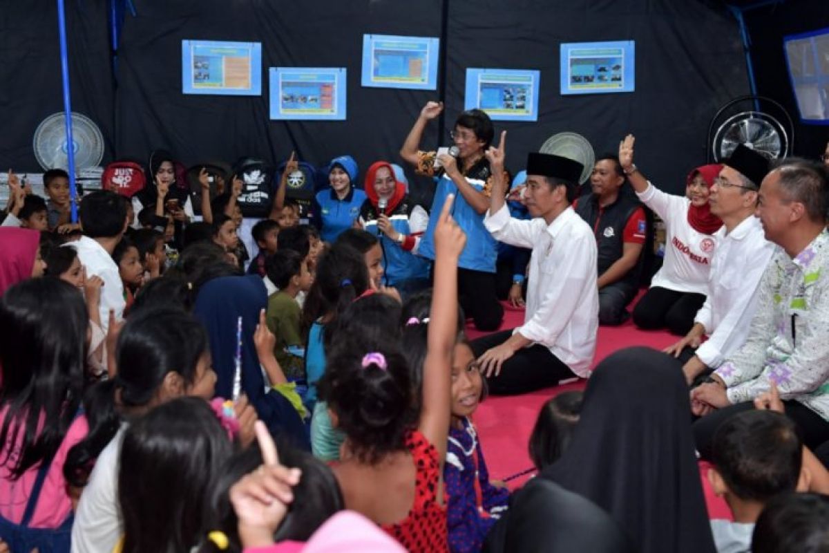 Presiden Jokowi hibur anak-anak terdampak gempa Lombok