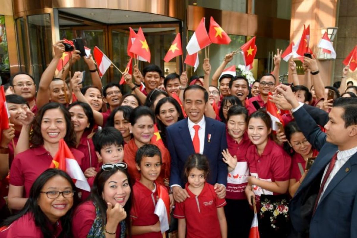Perantau Indonesia sambut Jokowi di Hanoi