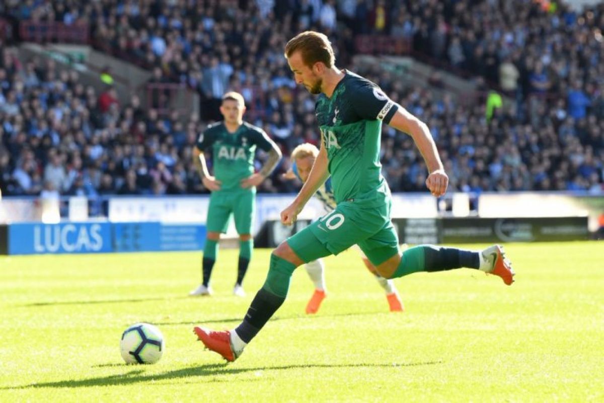 Kane cetak du gol, antar Tottenham bekuk Huddersfield 2-0