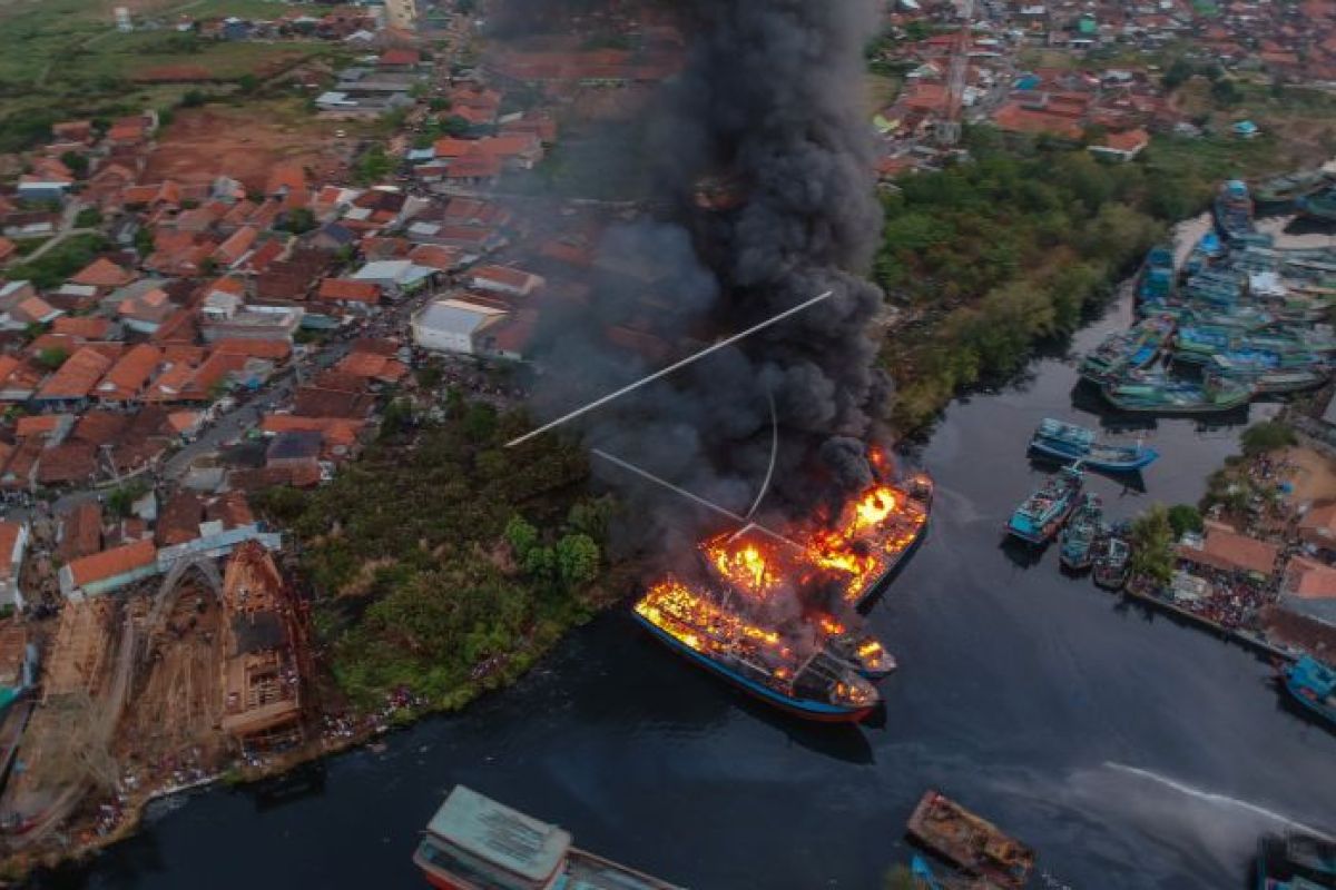 Kapal nelayan di Pekalongan hangus dilalap api