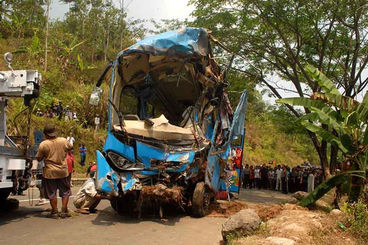 Bus pariwisata terjun ke jurang karena melebihi muatan