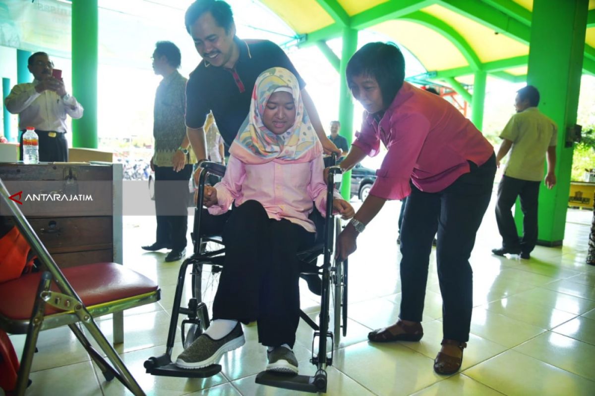 Pemkot Surabaya Beri Bantuan  Kursi Roda Penerima Beasiswa Generasi Emas