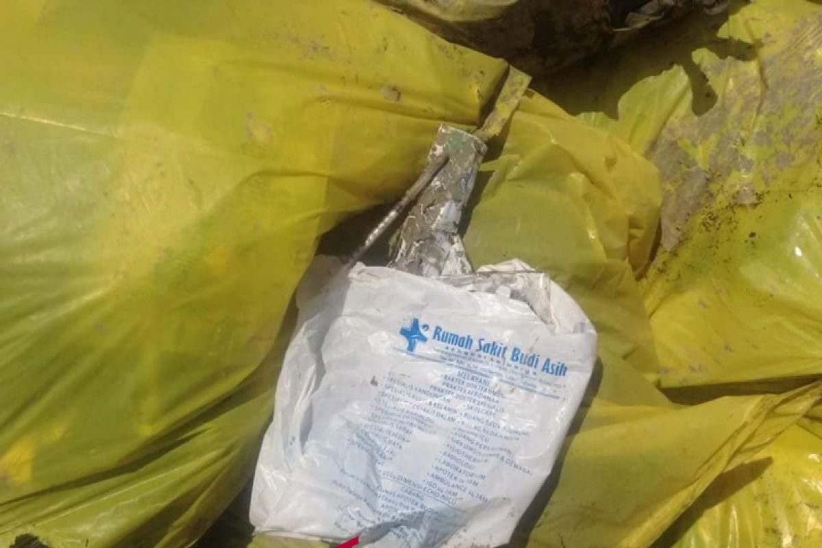Tumpukan limbah medis ditemukan di kawasan Mangrove