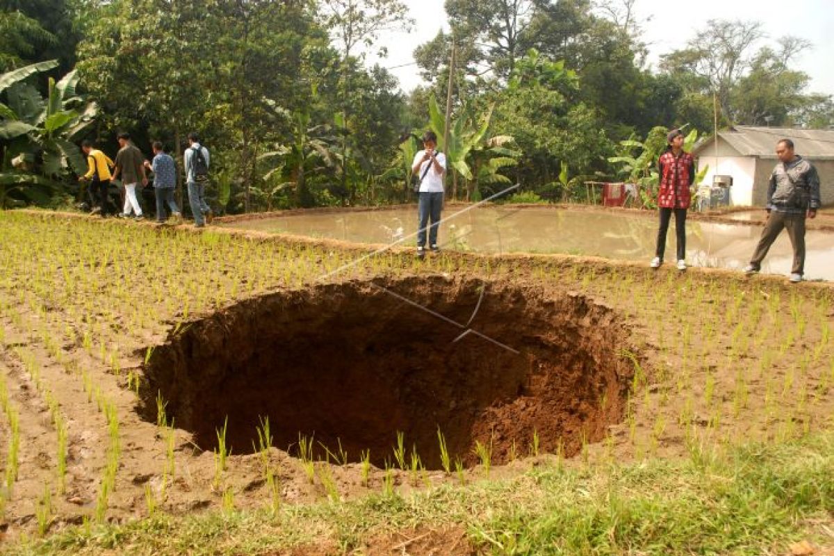 Ada lubang misterius tengah sawah di Sukabumi