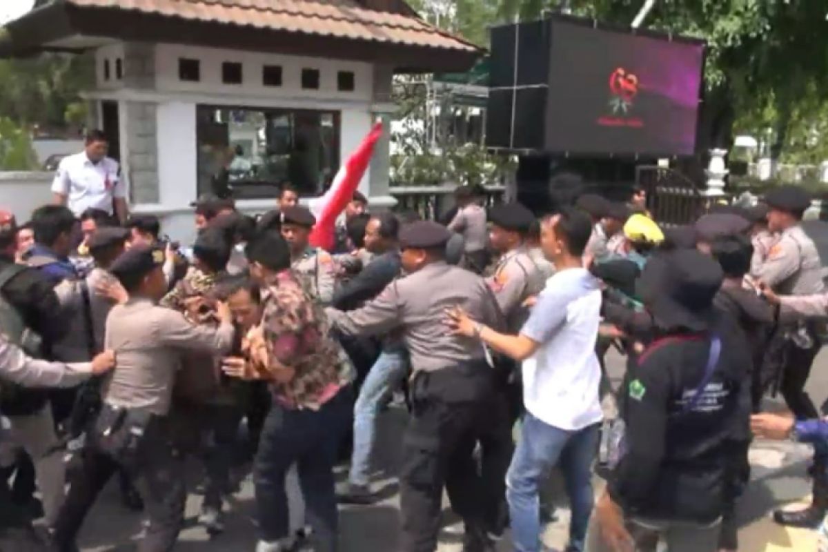 Mahasiswa dobrak pintu DPRD Kalsel