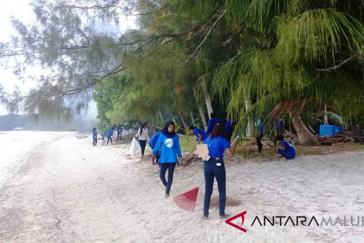 Mahasiswa perikanan Tual aksi bersih pantai Ohoidertavun