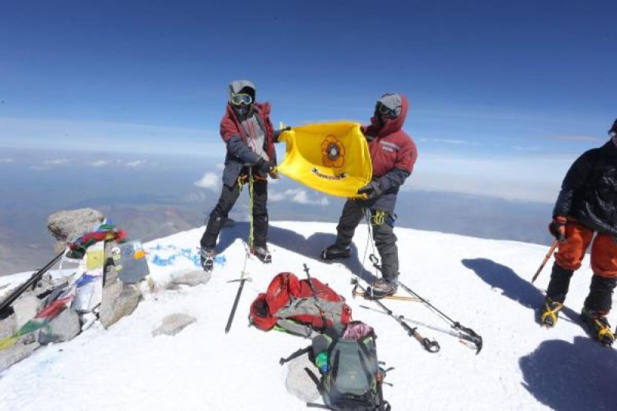 Dua mahasiswa Unsri capai puncak gunung Elbrus Rusia