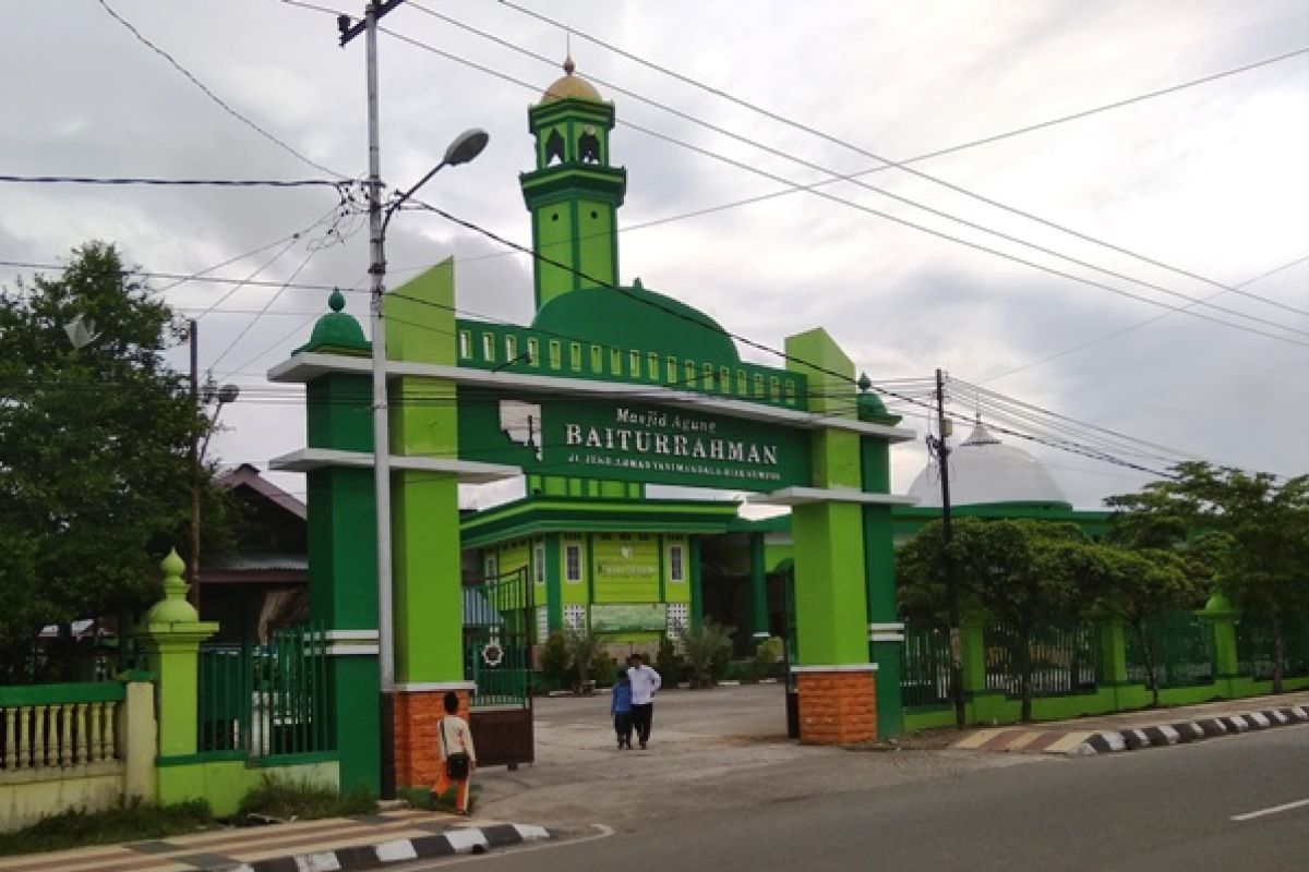 Masjid di tengah jalan tol