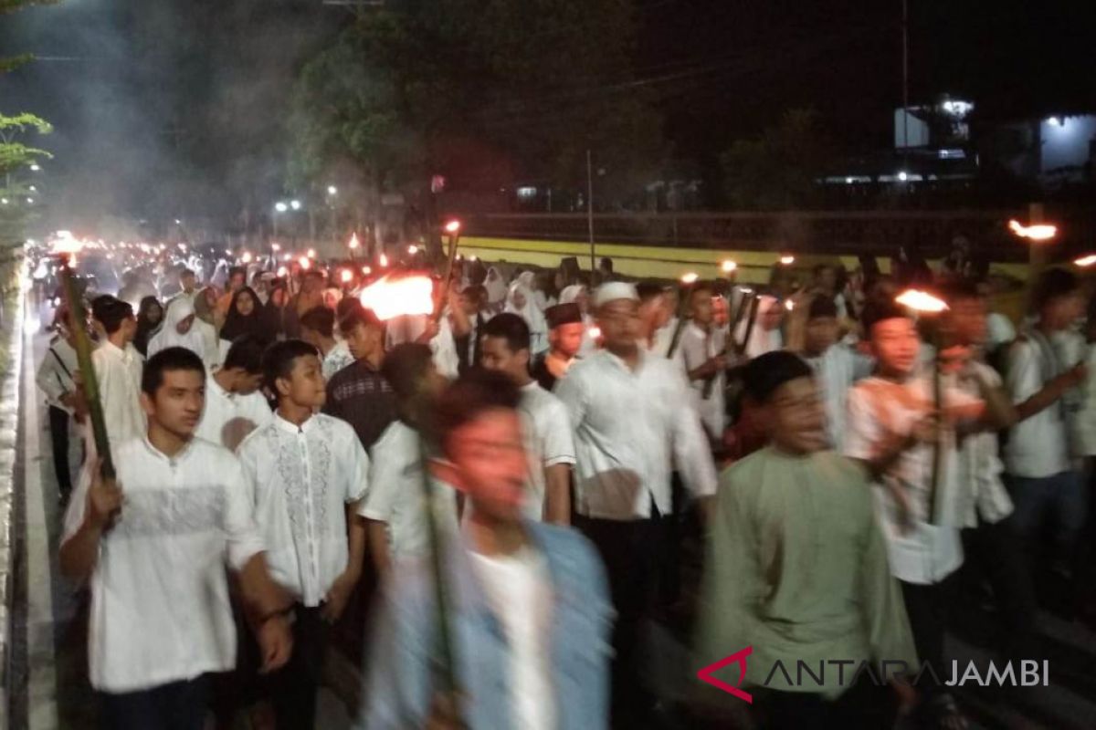 Suasana pawai obor di Kota Jambi