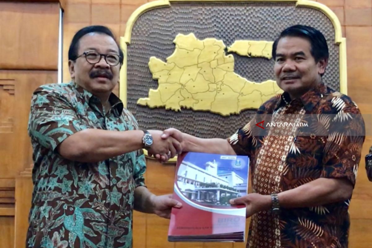 Pakde Karwo Serahkan SK PAW Wakil Rakyat Kota Malang