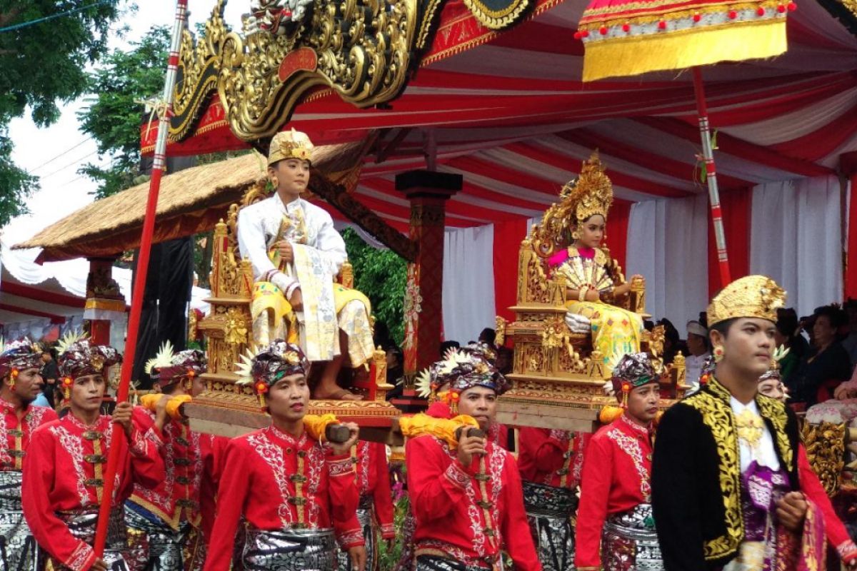 Ritual masyarakat Bali ditampilkan dalam pawai IMF