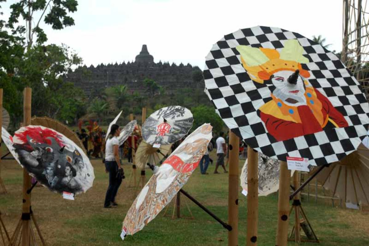 Lima negara ramaikan Festival Payung di Borobudur