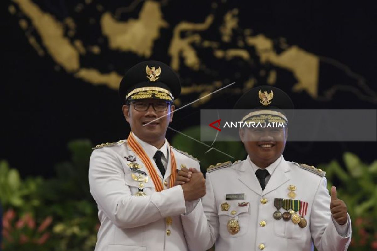 Ridwan Kamil ke Gedung Sate Diiringi Lengser Tradisi Sunda