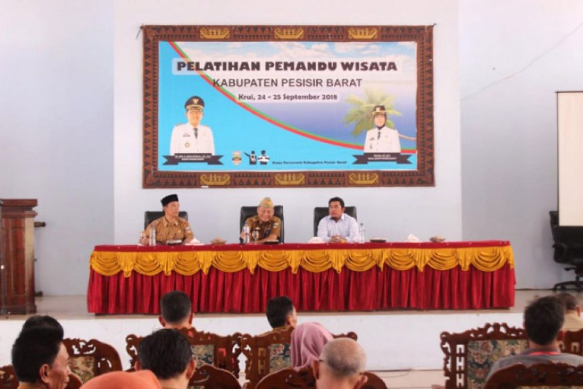 Dinas Pariwisata Pesisir Barat latih pemandu wisata