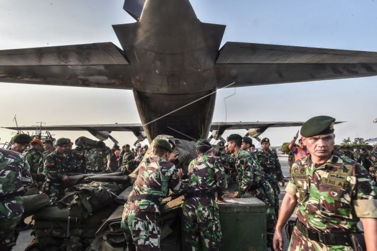 Pesawat TNI Evakuasi Korban Gempa Keluar Palu