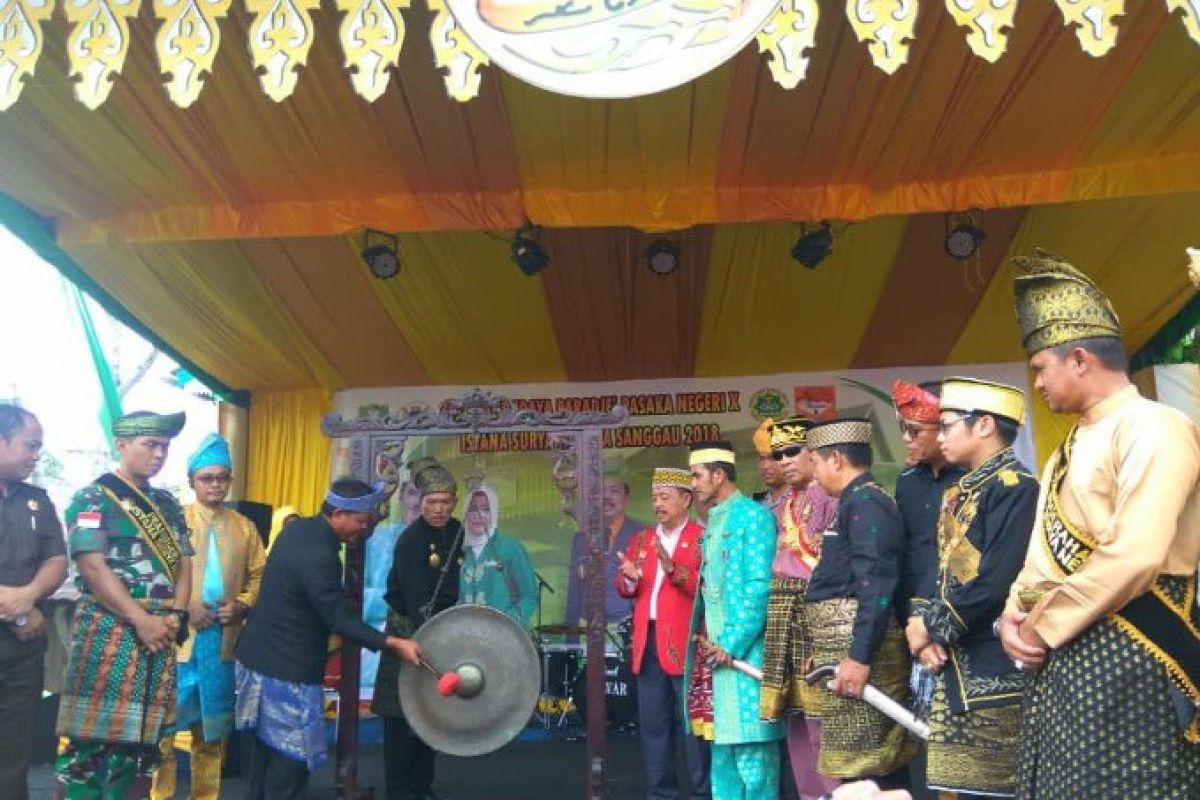 Bupati Sanggau buka Festival Budaya Melayu Paradje' Pasaka Negeri