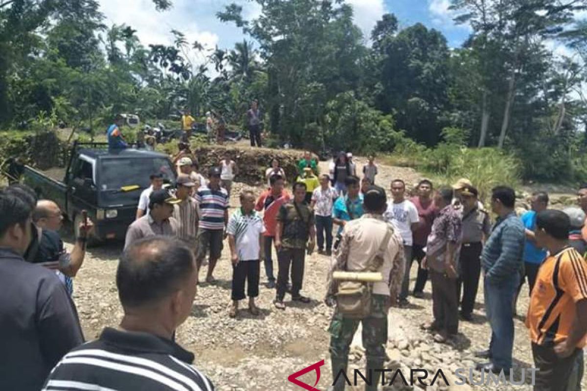 Warga protes penambangan batu di Sungai Idanogawo