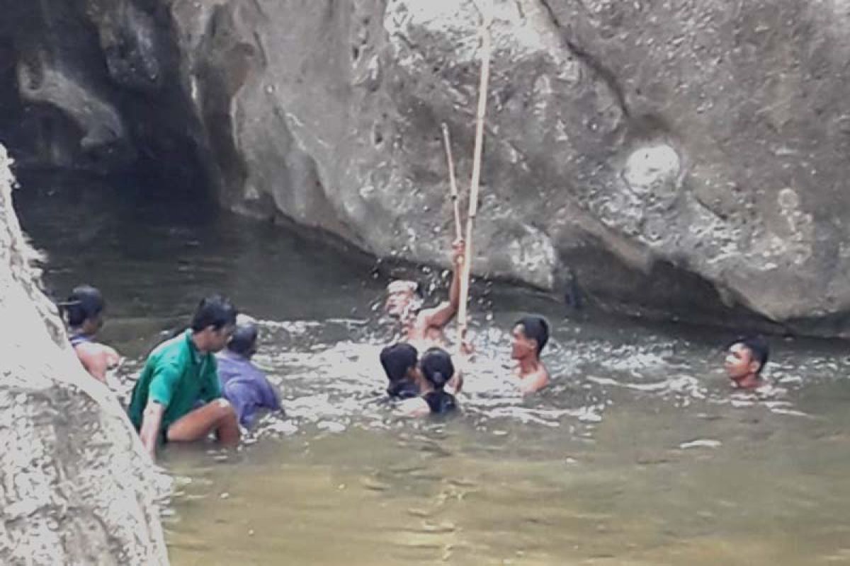 Polisi evakuasi jenazah korban tenggelam di Cilacap