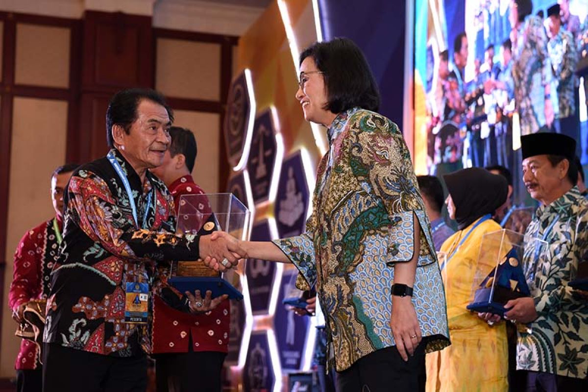 Pemkab Banjarnegara memperoleh penghargaan dari Menteri Keuangan