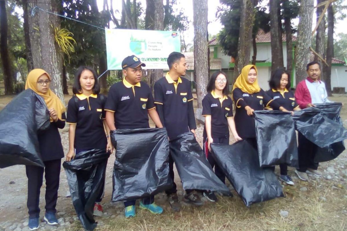 World Cleanup Day, mahasiswa Polbangtan Magelang bersihkan kampus