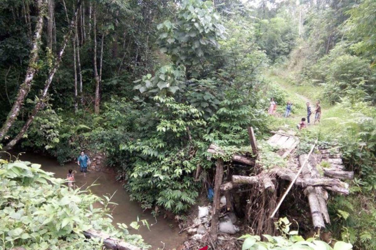 Warga berharap jembatan darurat di Desa  Darakhaini diperbaiki