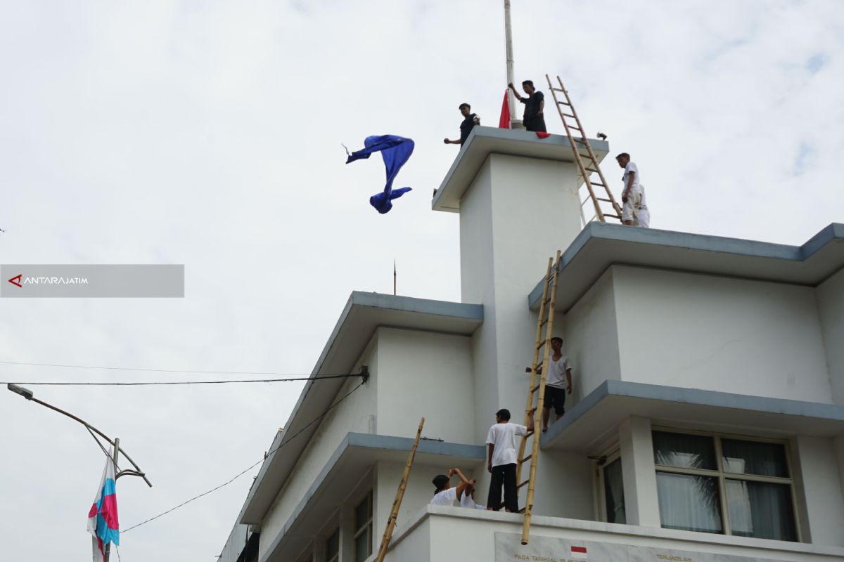 Risma Semangati Warga Surabaya Saat Refleksi Perobekan Bendera