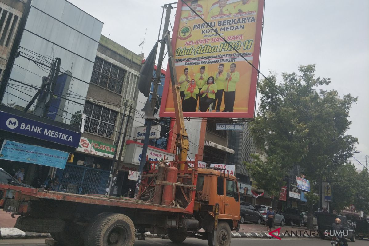 Pemkot Medan tertibkan puluhan reklame bermasalah