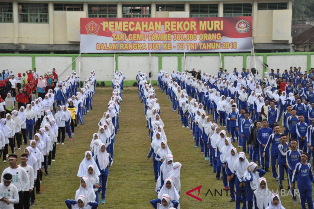 Tari Gemu Famire di Solok pecahkan rekor Muri