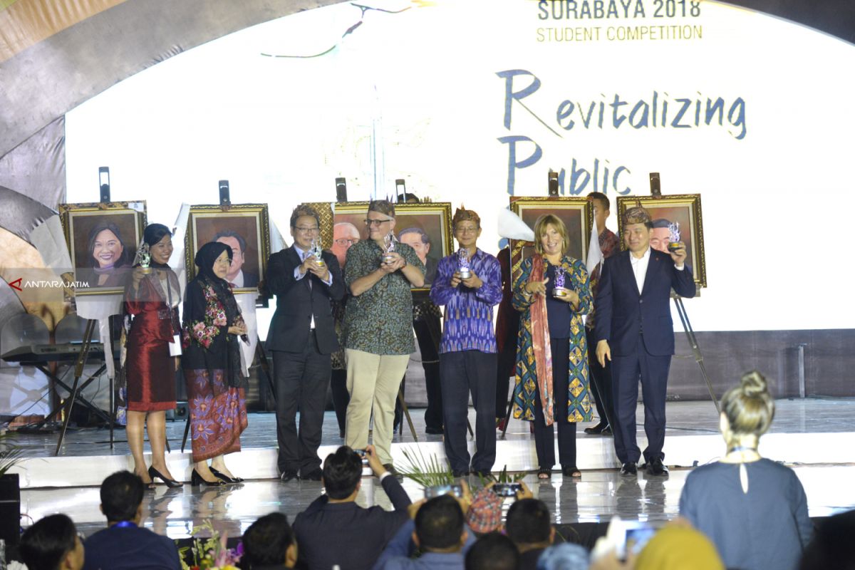 Risma-Perwakilan UCLG Resmikan Ruang Publik Kreatif di Surabaya