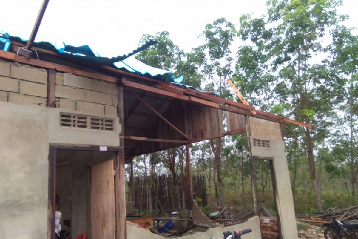 Rumah warga Bengkayang rusak dihantam puting beliung